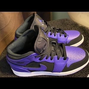 I am selling my Jordan retro 1s